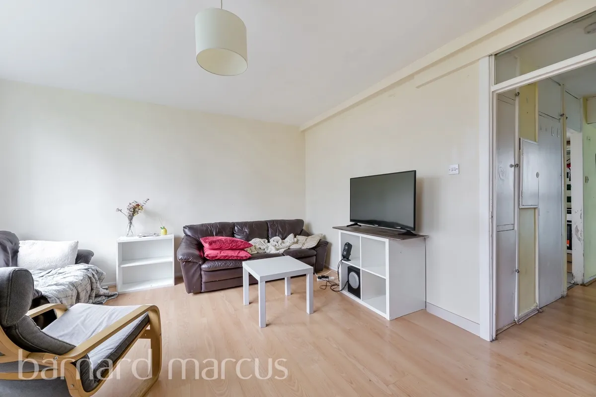 Flat Royal Road in Greater London