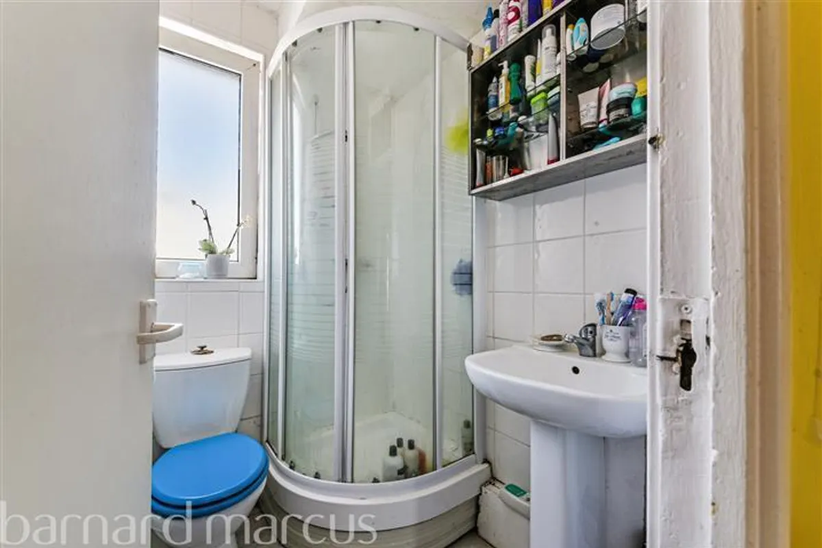 Flat Royal Road in Greater London