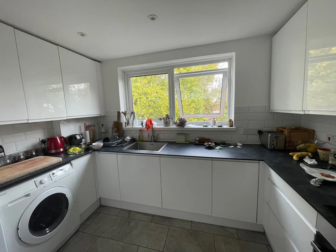 Flat Vicarage Walk in Greater London