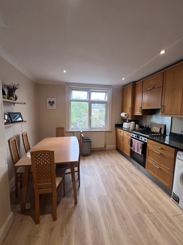 Room Hamilton Road in Greater London