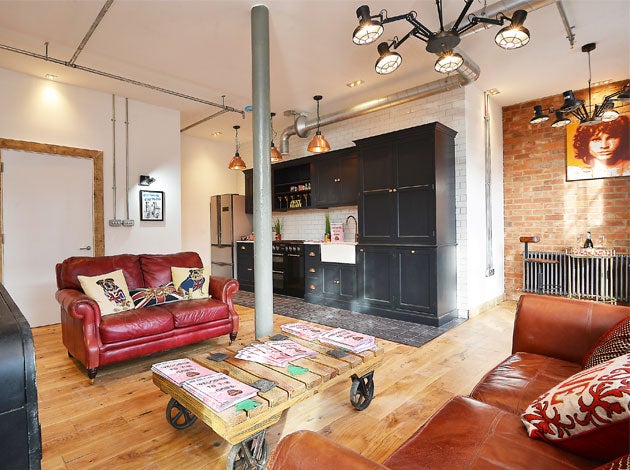 Flat Heaton Road in Greater London