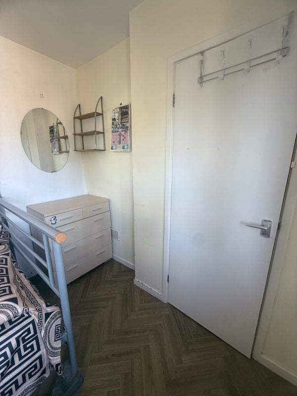 Room Ambleside Avenue in Bristol