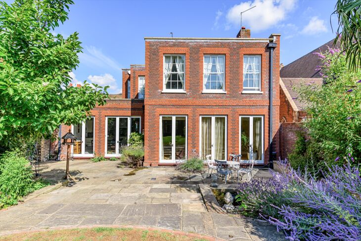 Flat Ormond Road in Greater London