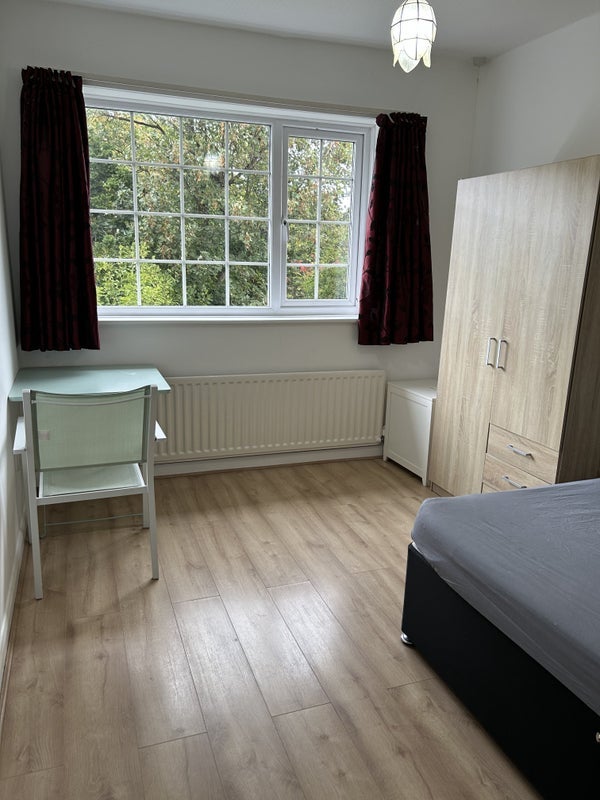 Room Mount Park Court in Liverpool