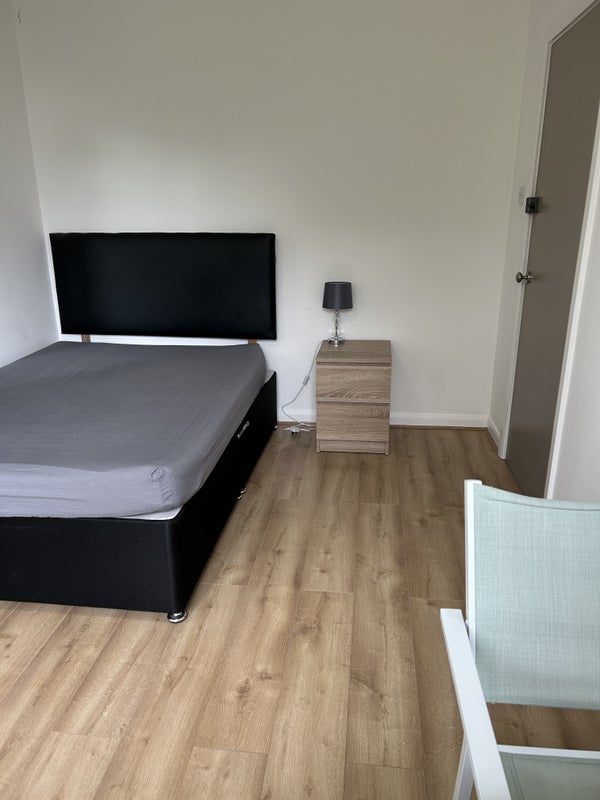 Room Mount Park Court in Liverpool