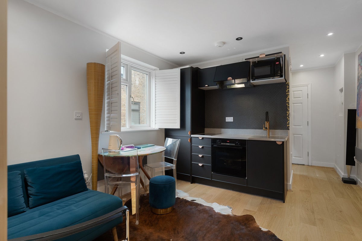 Flat Chelverton Road in Greater London