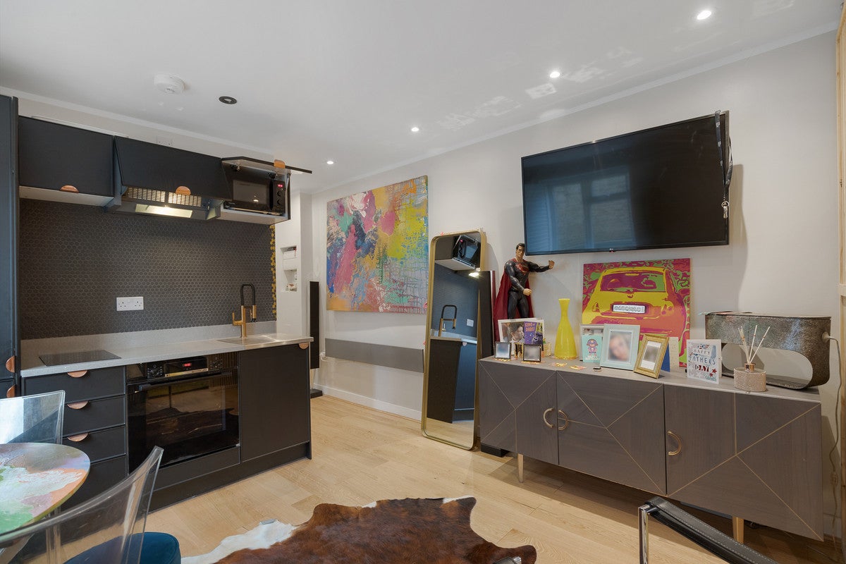 Flat Chelverton Road in Greater London