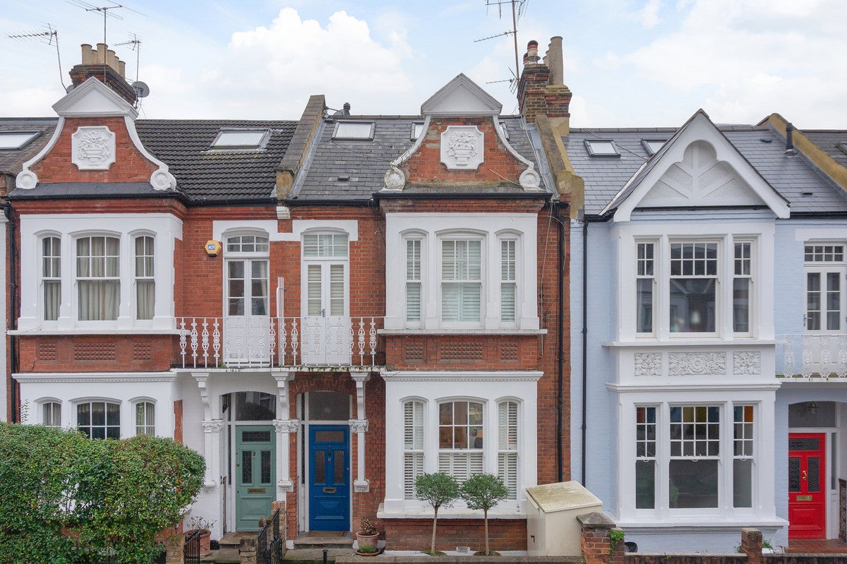 Flat Chelverton Road in Greater London