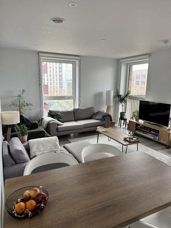 Room New Lion Way in Greater London