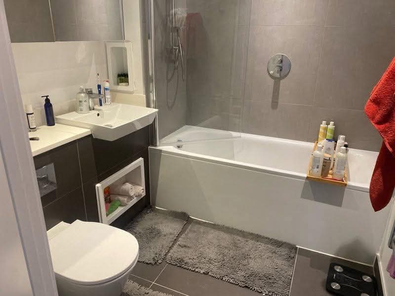 Room New Lion Way in Greater London