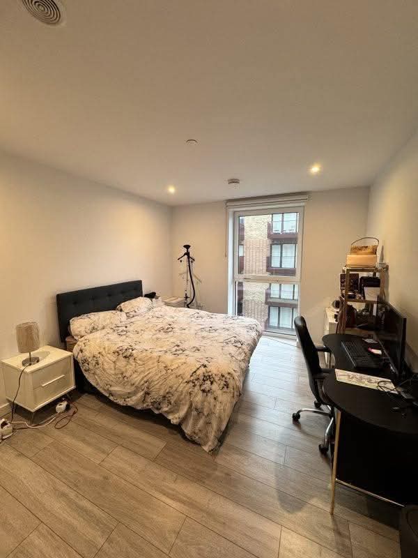 Room New Lion Way in Greater London