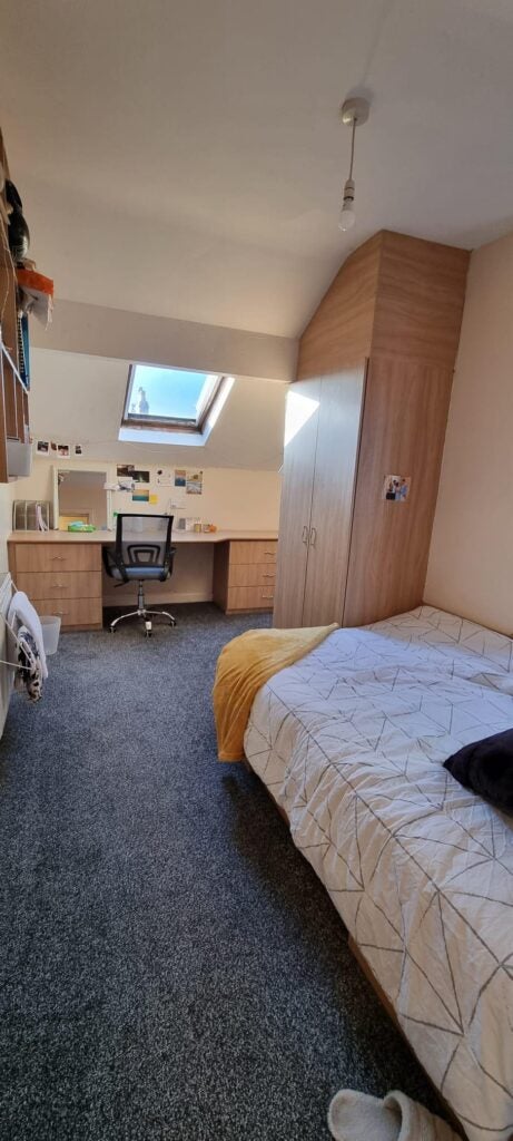 Flat Estcourt Avenue in Leeds