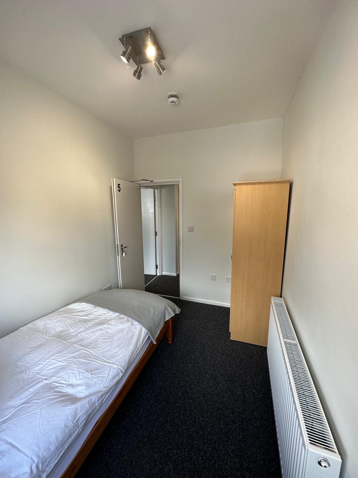 Room Duckpool Road in Newport