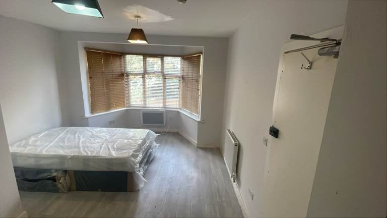 Flat Bacon Lane in Greater London