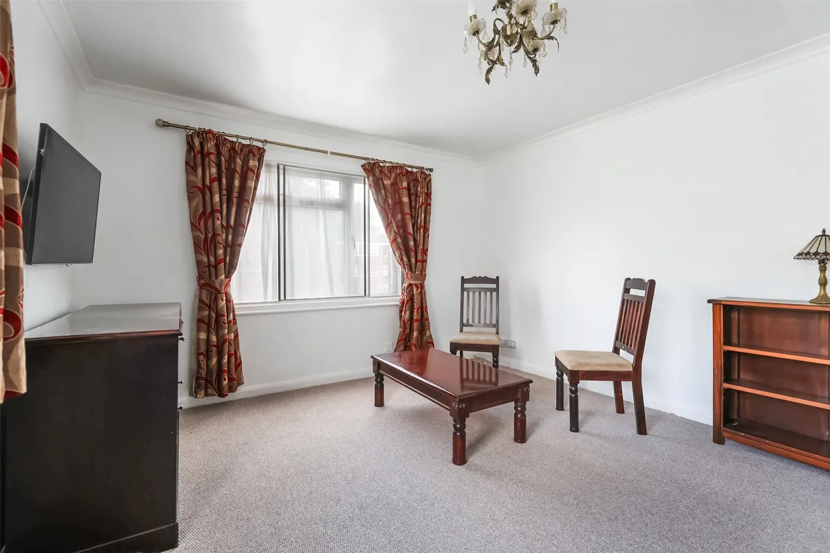 Flat Longbridge Road in Reigate and Banstead