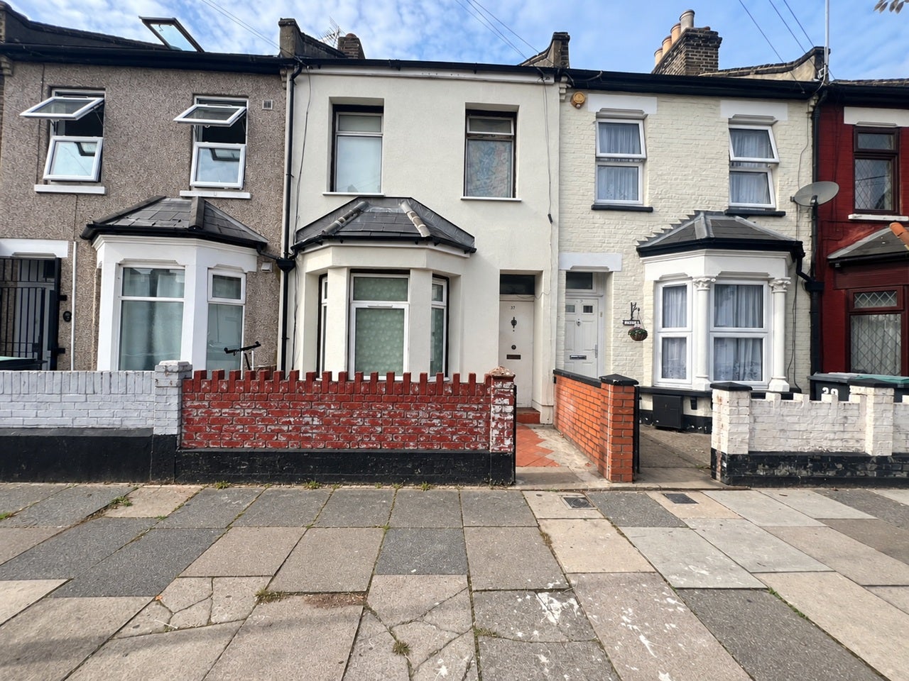 Flat Dawlish Road in Greater London