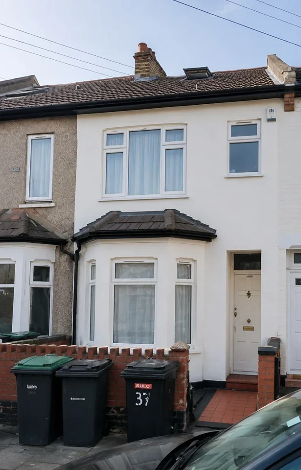 Flat Dawlish Road in Greater London