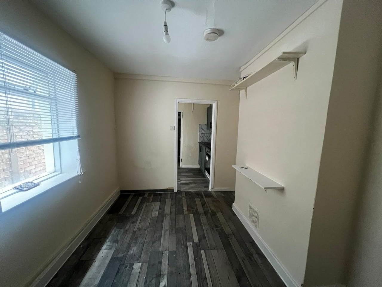 Flat Dawlish Road in Greater London