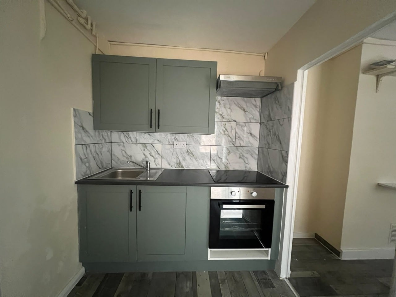 Flat Dawlish Road in Greater London