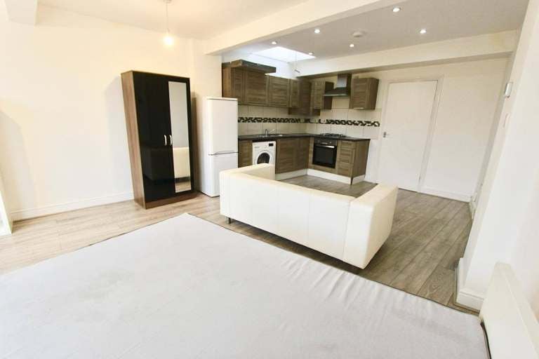 Flat Masons Avenue in Greater London