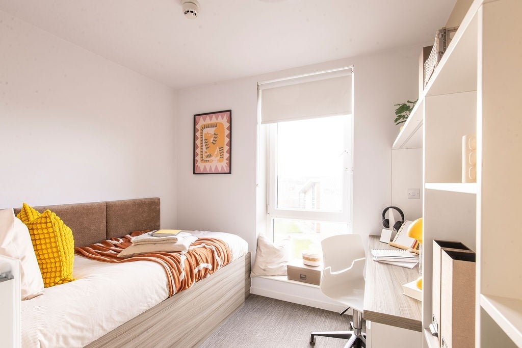Room Deasy Road in Coventry