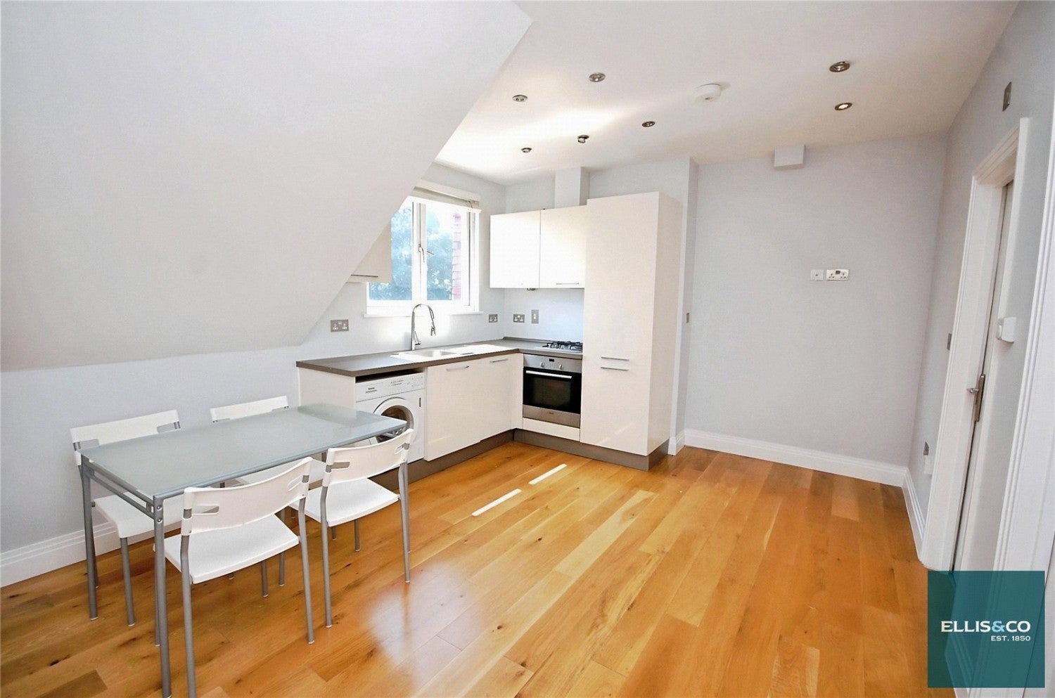 Flat Manor View in Greater London