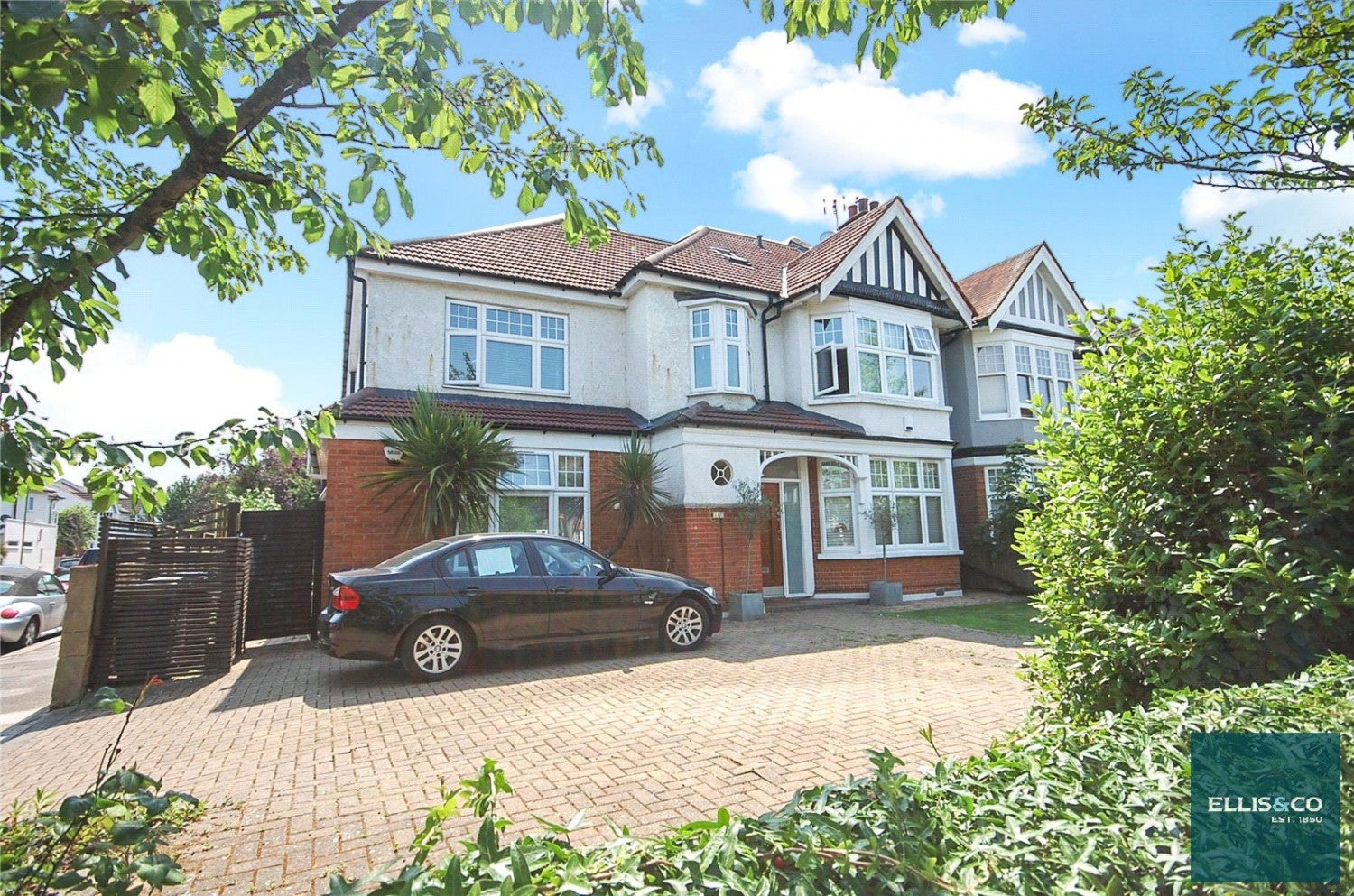 Flat Manor View in Greater London