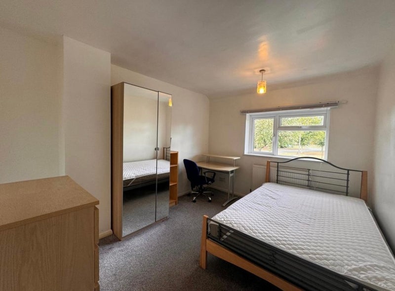 Room Garendon Road in Charnwood