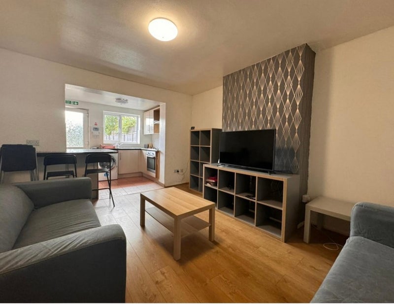 Room Garendon Road in Charnwood