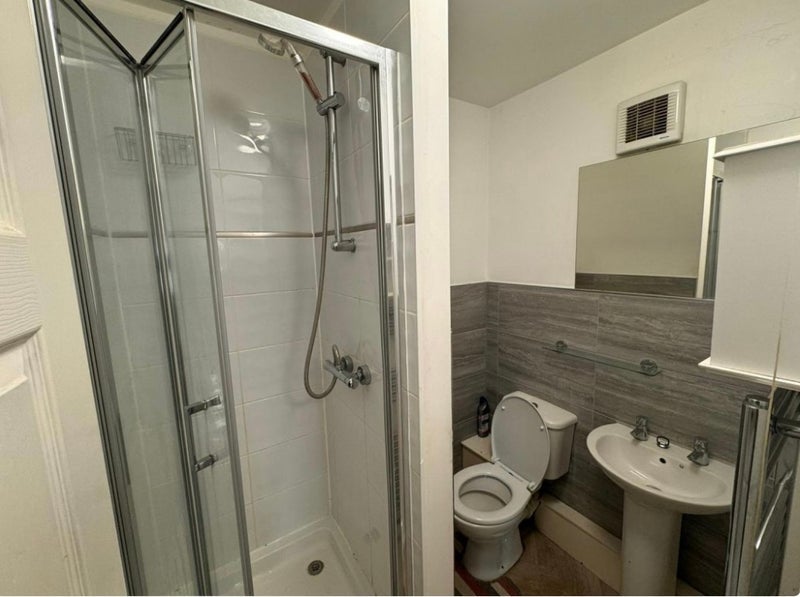 Room Garendon Road in Charnwood