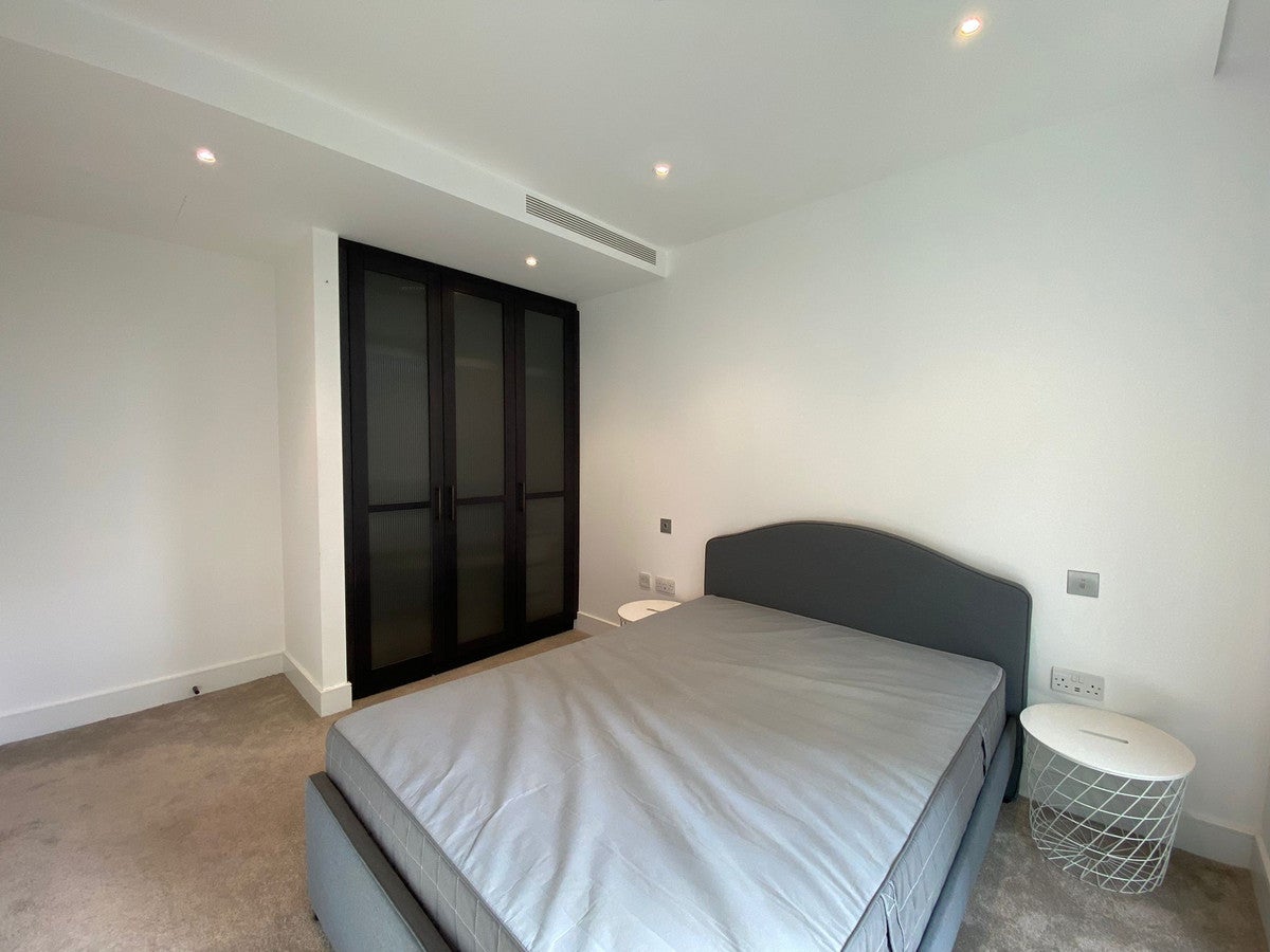 Flat Prince of Wales Drive in Greater London