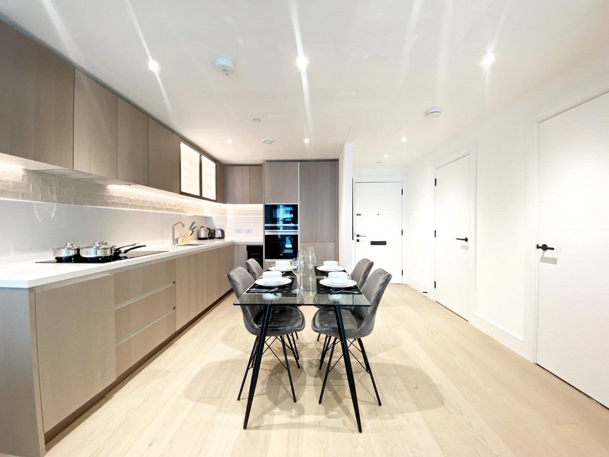 Flat Prince of Wales Drive in Greater London