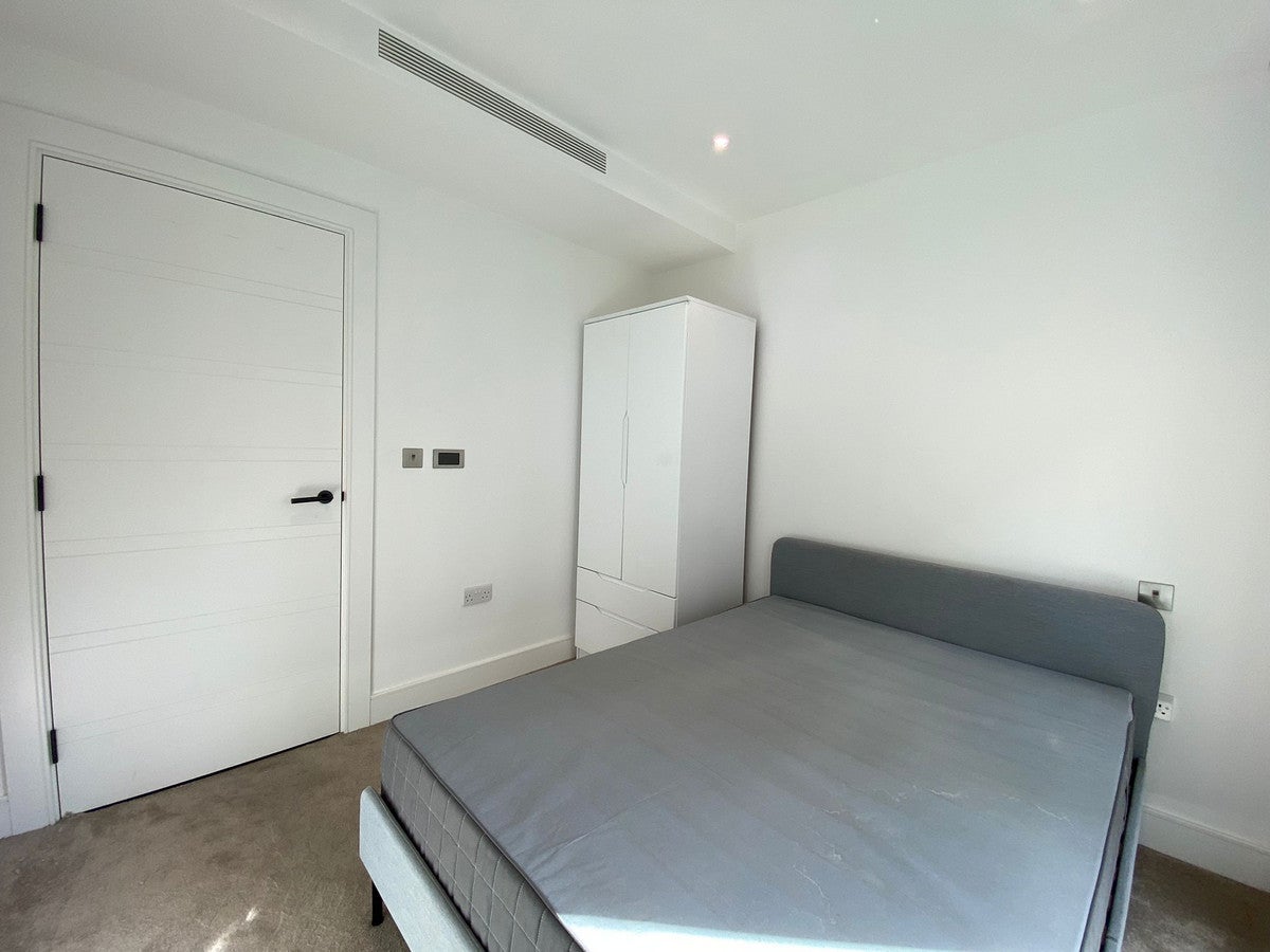Flat Prince of Wales Drive in Greater London
