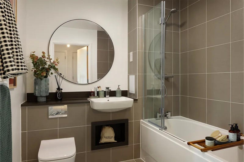 Room Ilderton Road in Greater London