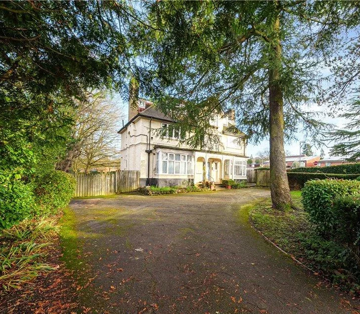 Flat Carew Road in Greater London