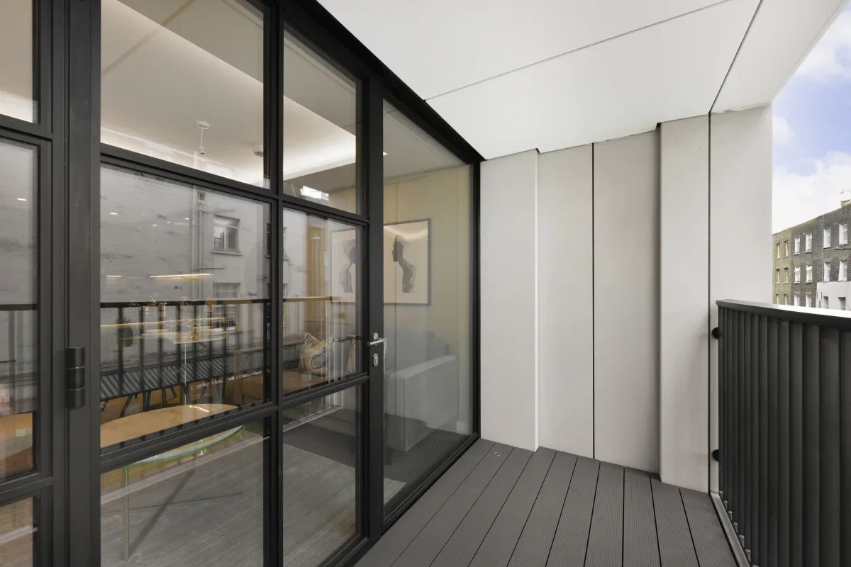 Flat Cleveland Street in Greater London