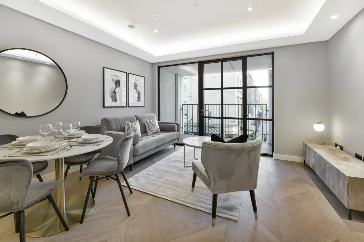 Flat Cleveland Street in Greater London