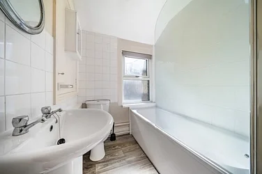 Flat Fernwood Avenue in Greater London