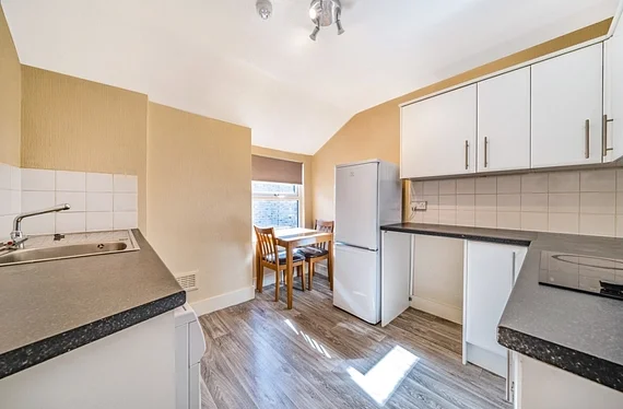 Flat Fernwood Avenue in Greater London
