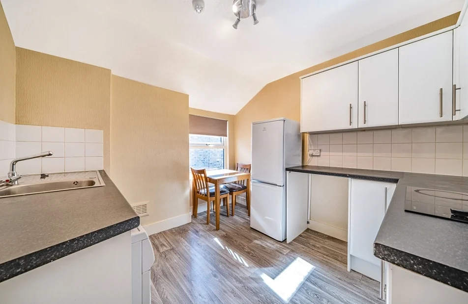Flat Fernwood Avenue in Greater London