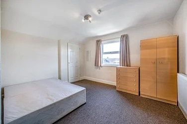 Flat Fernwood Avenue in Greater London