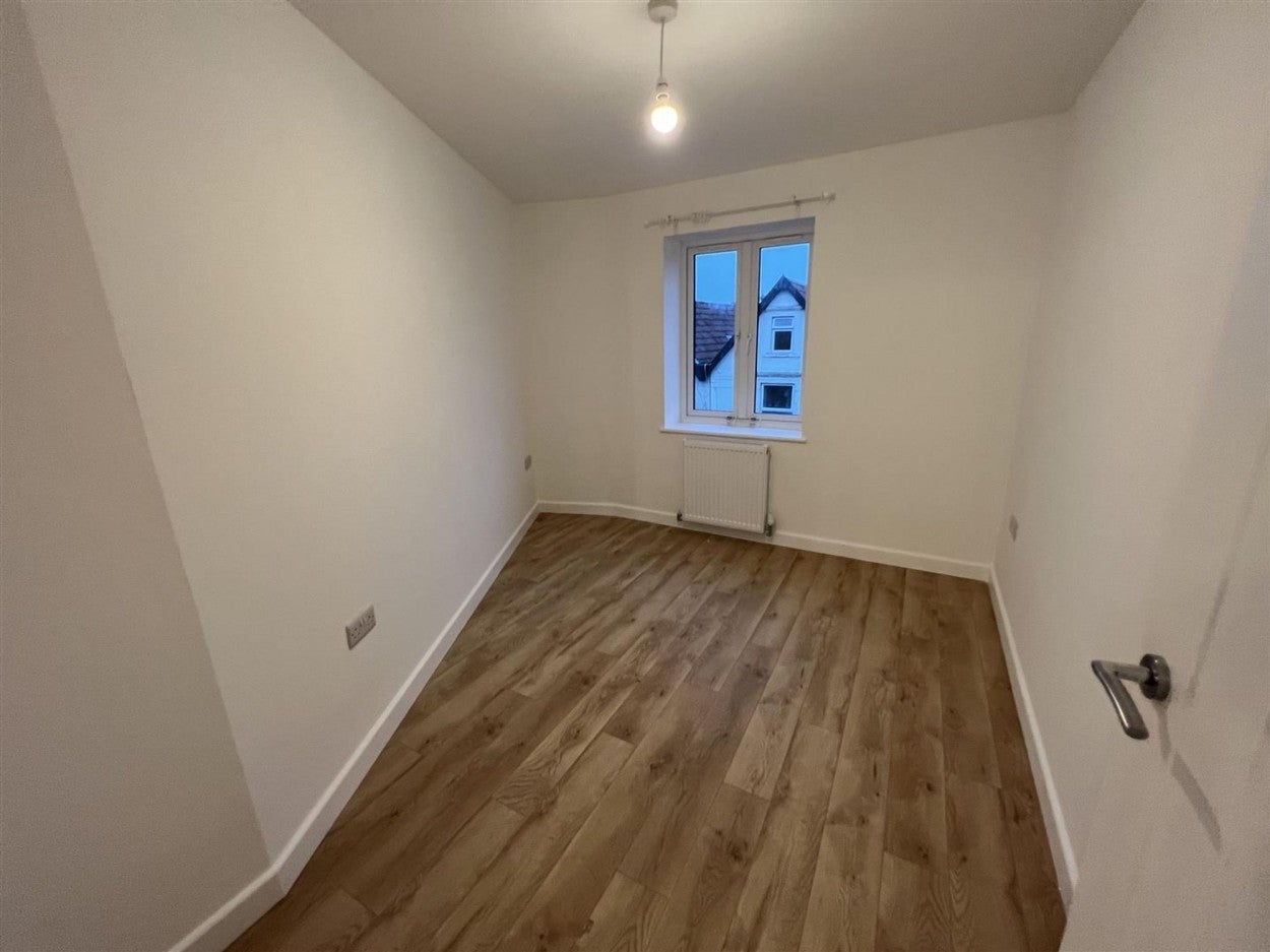 Flat Beaufort Road in Kingswood