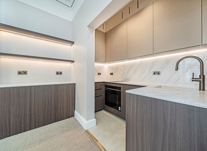 Flat Pembridge Crescent in Greater London