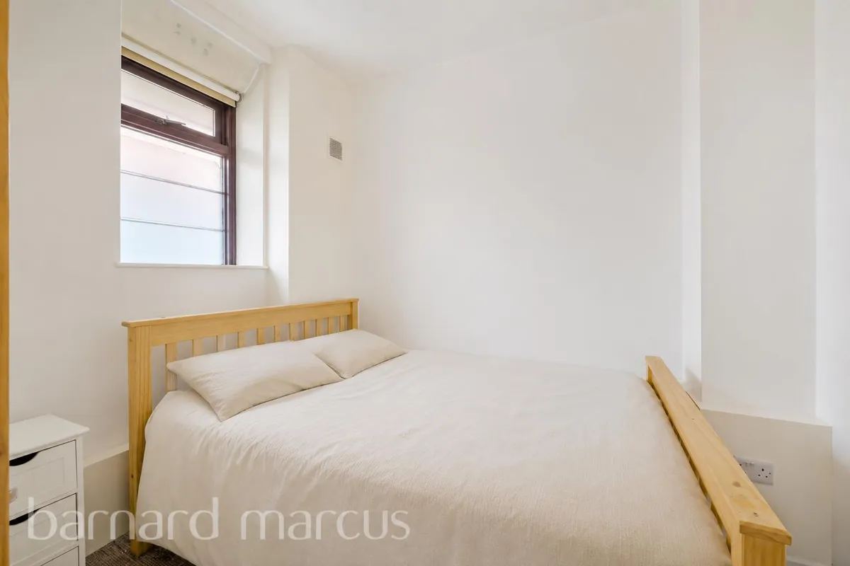 Flat Poynders Gardens in Greater London