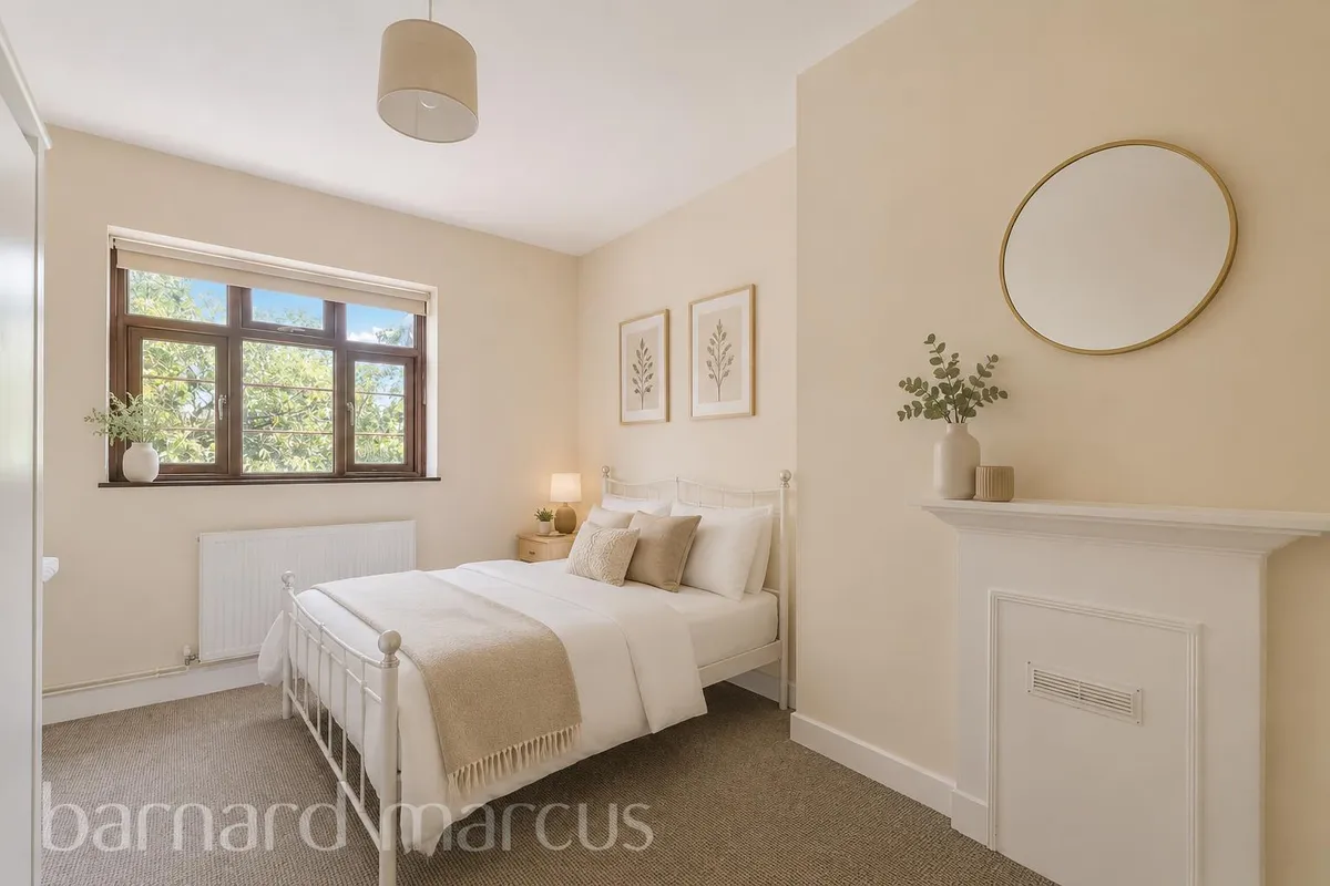 Flat Poynders Gardens in Greater London