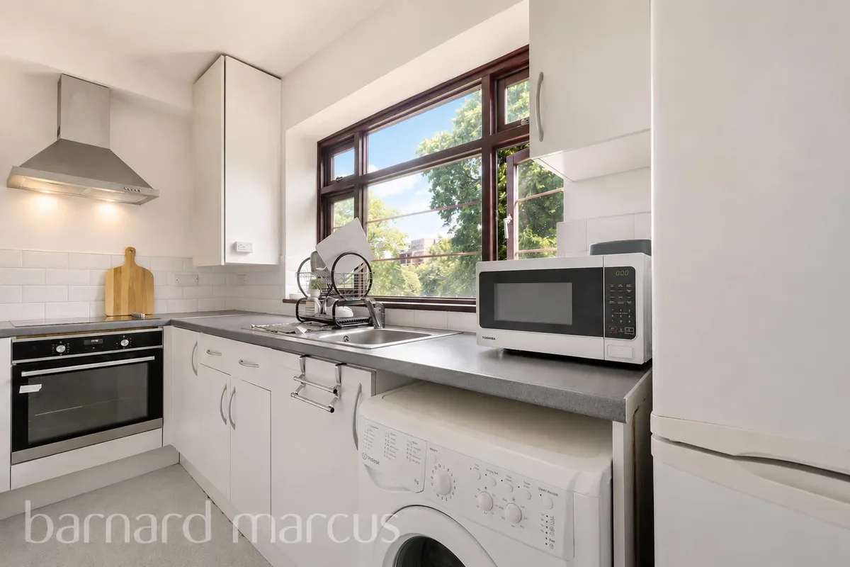 Flat Poynders Gardens in Greater London