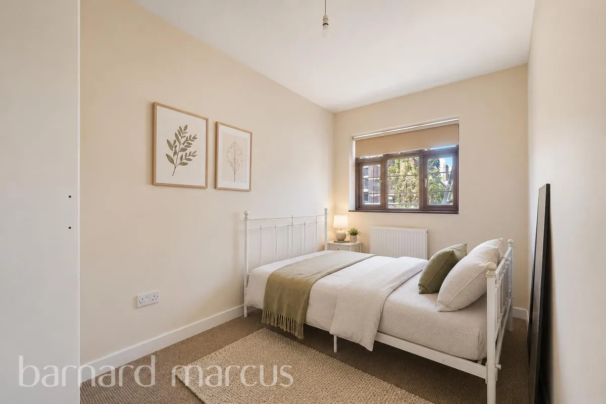 Flat Poynders Gardens in Greater London
