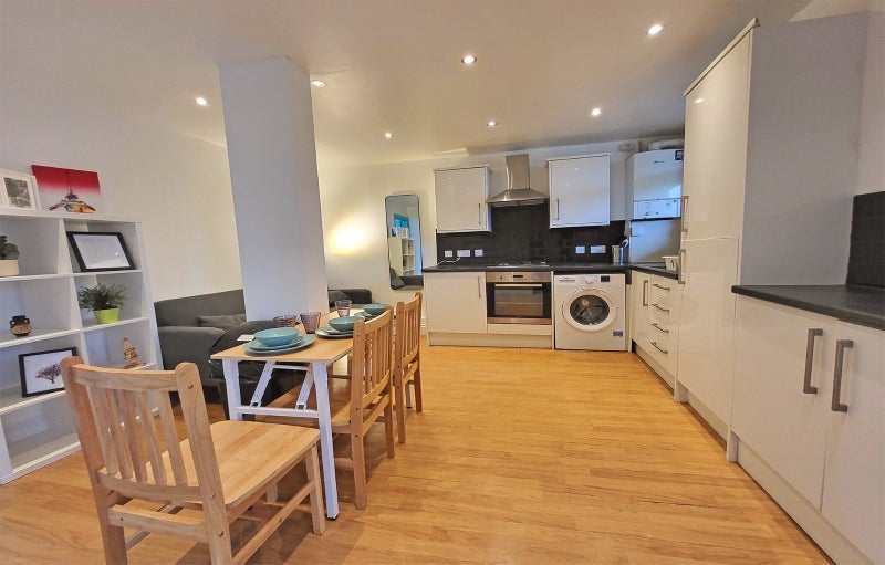 Room Crondall Street in Greater London