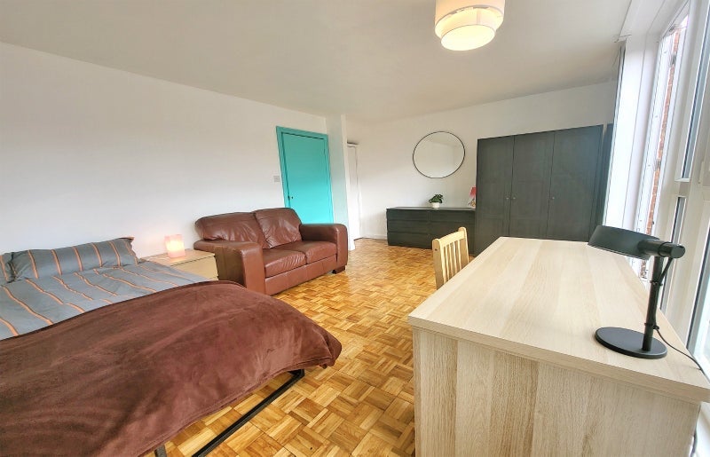 Room Crondall Street in Greater London
