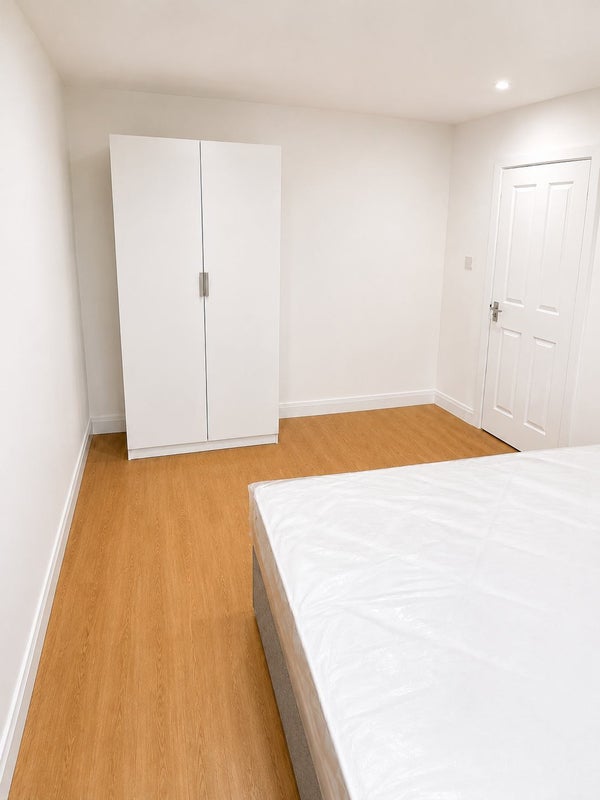 Room Clarendon Road in Greater London